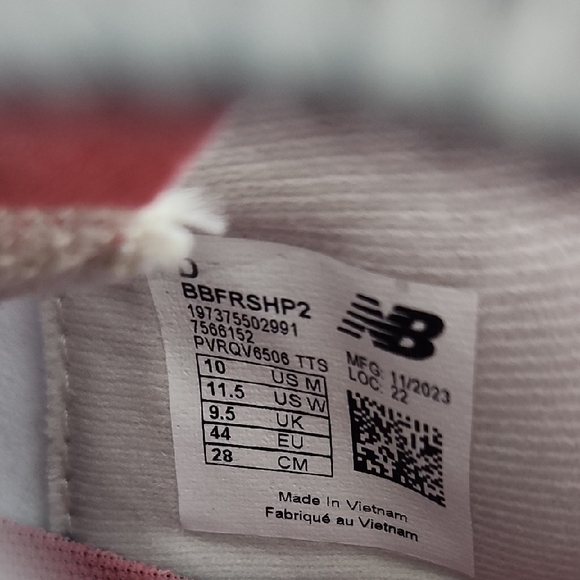 New Balance Unisex Sneakers in Beige and Coral - Picture 5 of 9